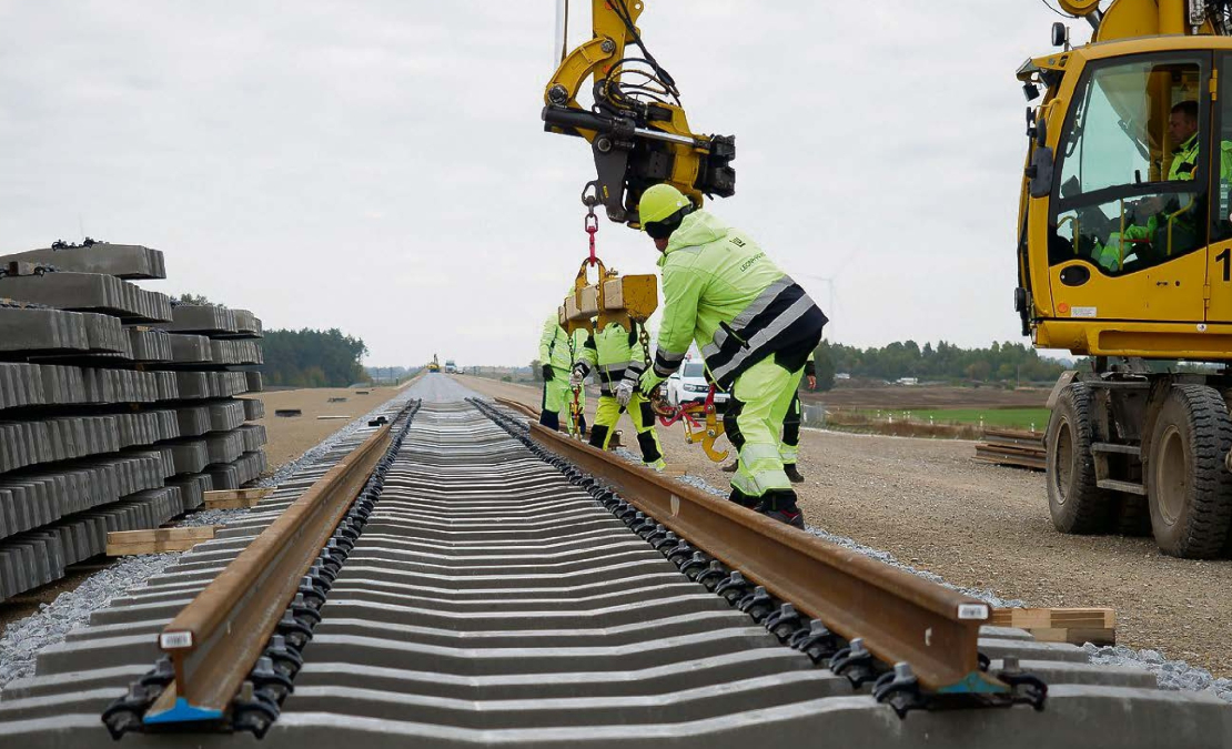 Lietuvai ar “Rail Baltica” sliežu ceļa izbūvi sokas krietni labāk nekā Latvijai. Attēlā: sliežu ceļa izbūves sākums Jonavas rajonā pagājušā gada rudenī. Lietuvai ar “Rail Baltica” sliežu ceļa izbūvi sokas krietni labāk nekā Latvijai. Attēlā: sliežu ceļa izbūves sākums Jonavas rajonā pagājušā gada rudenī.
