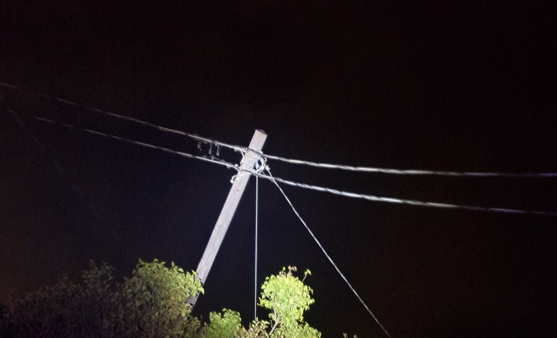 "Sadales tīkls" strādā pie vētras izraisīto elektrotīkla bojājumu novēršanas.