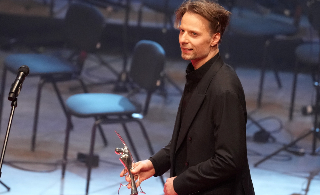 Sitaminstrumentālists Kaspars Kurdeko šogad saņēma Lielo Mūzikas balvu "Par izcilu sniegumu džezā". Arī koncertā "M/Darbnīcā" viņš spēja uzņemties iniciatīvu un izcēlās ar izteiksmes līdzekļu bagātīgumu un spēles plastiku. Sitaminstrumentālists Kaspars Kurdeko šogad saņēma Lielo Mūzikas balvu "Par izcilu sniegumu džezā". Arī koncertā "M/Darbnīcā" viņš spēja uzņemties iniciatīvu un izcēlās ar izteiksmes līdzekļu bagātīgumu un spēles plastiku.