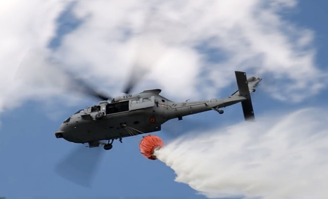 Smiltenes novadā trenējas dzēst plašu meža ugunsgrēku ar NBS helikopteru. Smiltenes novadā trenējas dzēst plašu meža ugunsgrēku ar NBS helikopteru.