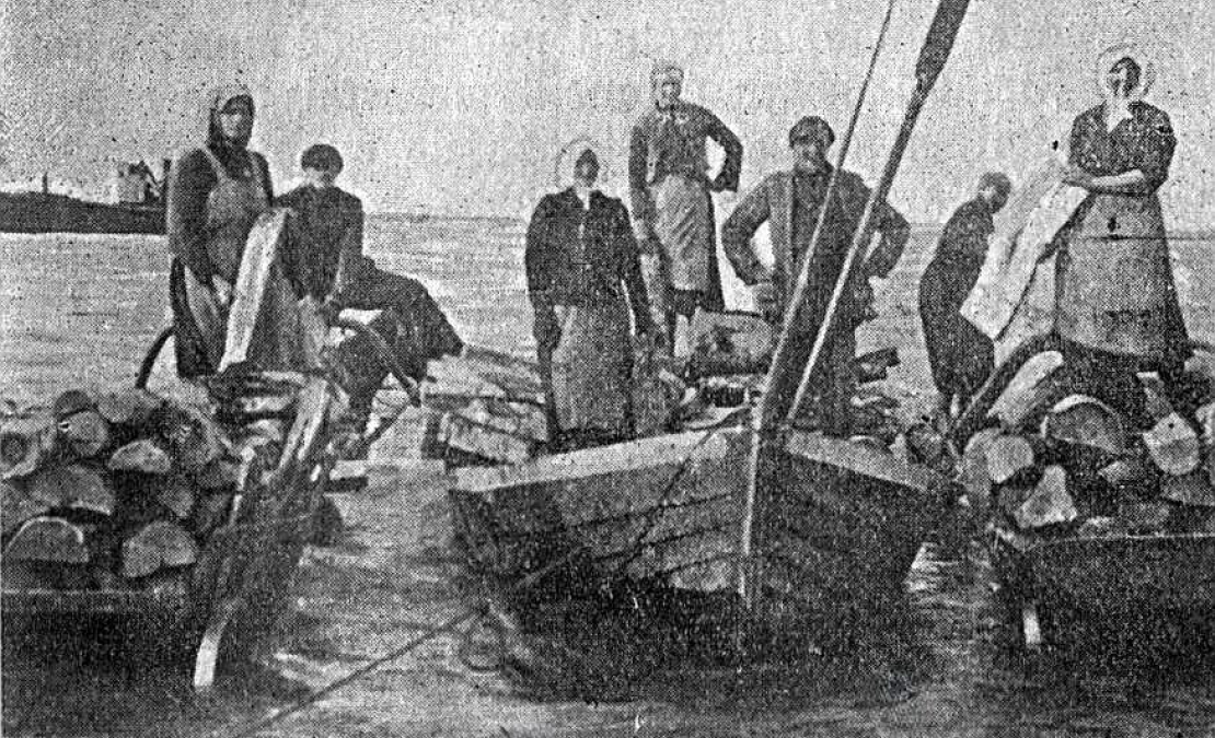 Pagaļu krāmēšana laivās vešanai uz kuģiem 20. gs. 20. gados.