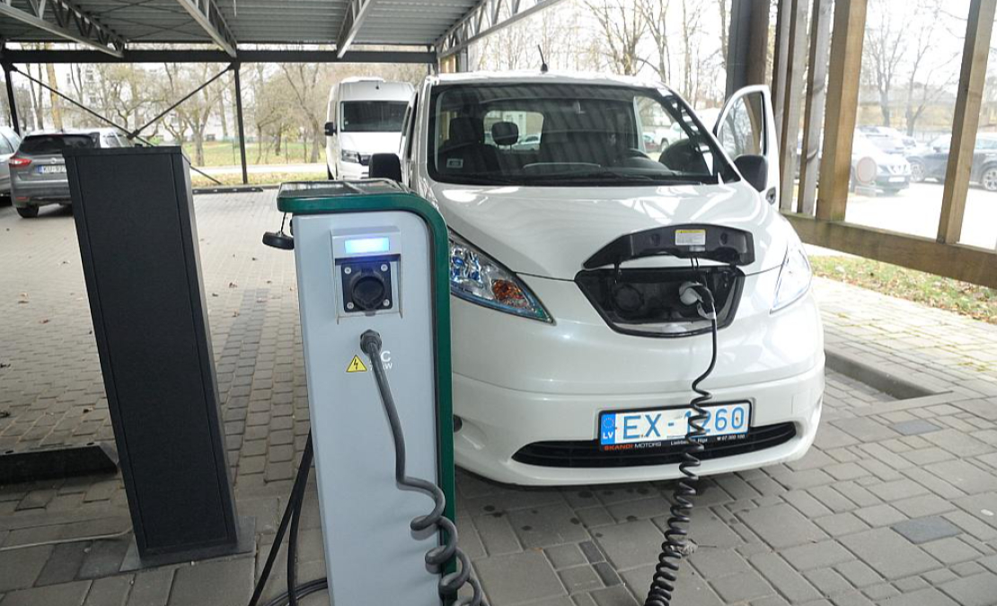 Šobrīd elektroauto tirgus Latvijā atkal ir ievērojami atdzīvojies un atguvis izaugsmi, jo pavasarī atsākusies atjaunota un paplašināta valsts līdzfinansējuma programma EKII-2. Šobrīd elektroauto tirgus Latvijā atkal ir ievērojami atdzīvojies un atguvis izaugsmi, jo pavasarī atsākusies atjaunota un paplašināta valsts līdzfinansējuma programma EKII-2.