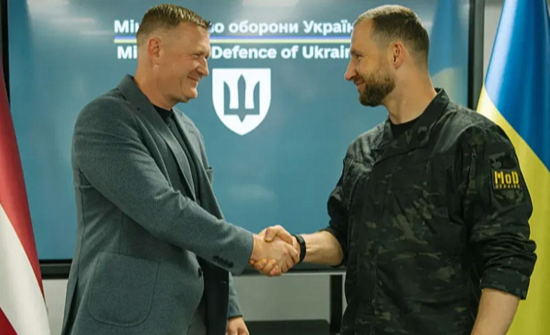 Latvijas aizsardzības ministrs Raivis Melnis (no kreisās) kopā ar Ukrainas kolēģi Evgeņiju Khmaru tikās 29. augustā un vienojās par steidzamām piegādēm no Latvijas. Latvijas aizsardzības ministrs Raivis Melnis (no kreisās) kopā ar Ukrainas kolēģi Evgeņiju Khmaru tikās 29. augustā un vienojās par steidzamām piegādēm no Latvijas.