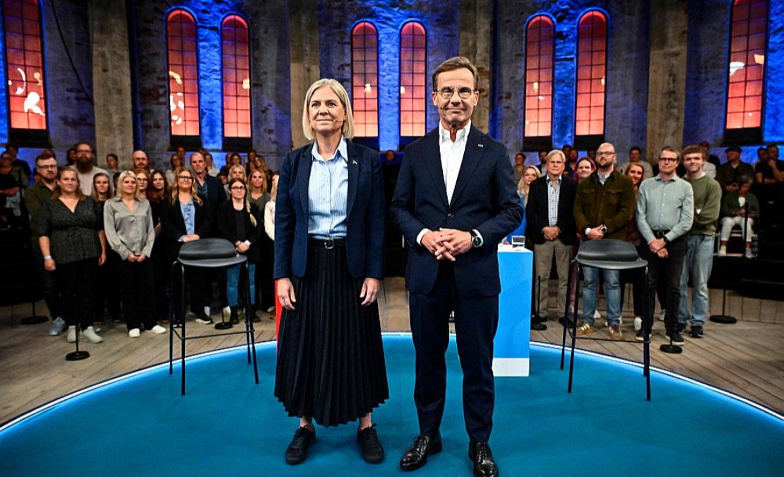 Zviedrijas premjerministrs Ulfs Kristersons un opozīcijā esošo sociāldemokrātu vadītāja Magdalēna Andešone trešdien pirms televīzijas debatēm. Sagaidāms, ka viens no šiem politiķiem vadīs nākamo Zviedrijas valdību.