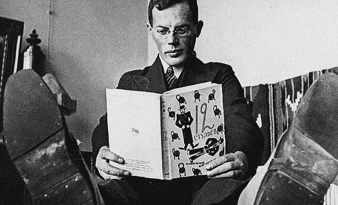 Padomju rakstnieks un satiriķis Iļja Ilfs (īstajā vārdā Iehiels-Leibs Fainzilbergs), 1930. gada fotografijā, lasot paša līdzautorībā sarakstīto romānu "Divpadsmit krēsli". Iļja Ilfs šo pasaulslaveno satīrisko darbu sarakstīja kopā ar savu ilggadējo līdzautoru Jevgeņiju Petrovu. Padomju rakstnieks un satiriķis Iļja Ilfs (īstajā vārdā Iehiels-Leibs Fainzilbergs), 1930. gada fotografijā, lasot paša līdzautorībā sarakstīto romānu "Divpadsmit krēsli". Iļja Ilfs šo pasaulslaveno satīrisko darbu sarakstīja kopā ar savu ilggadējo līdzautoru Jevgeņiju Petrovu.