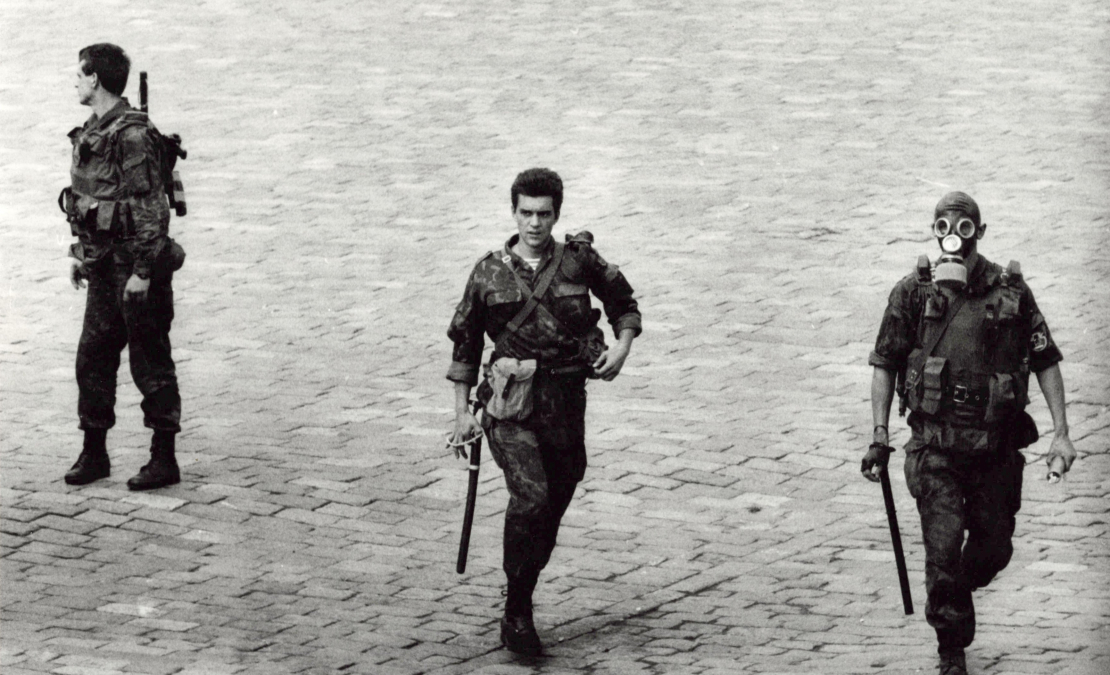 Rīgas pilsētas Iekšlietu pārvaldes speciālo uzdevumu milicijas vienības Omon kaujinieki Rīgā, Doma laukumā, 1991. gada augusta puča dienās. Rīgas pilsētas Iekšlietu pārvaldes speciālo uzdevumu milicijas vienības Omon kaujinieki Rīgā, Doma laukumā, 1991. gada augusta puča dienās.