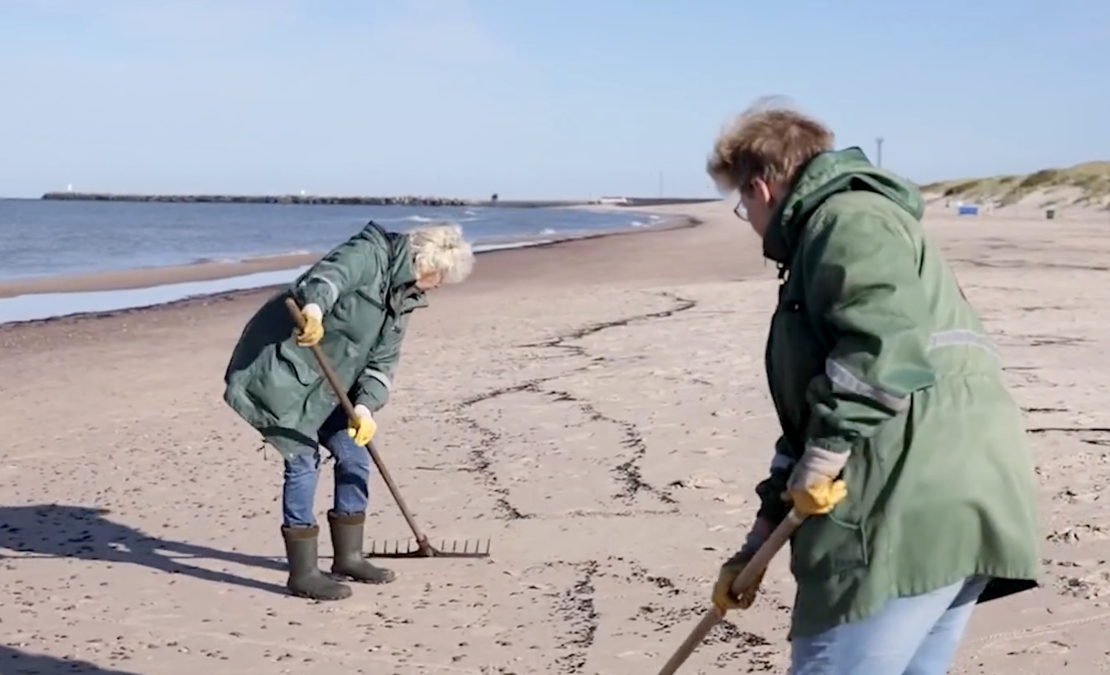 Ventspils novada piekrastē sākta naftas produktu savākšana; 