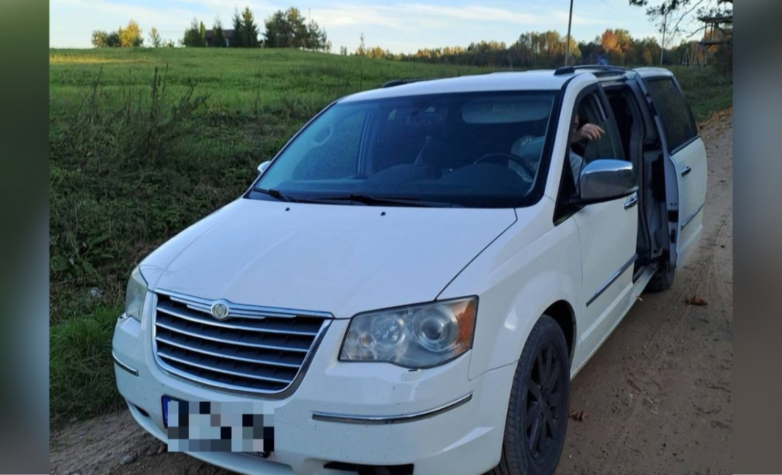 Migrantu pārvadāšanai izmantotais "Chrysler" markas automobilis.