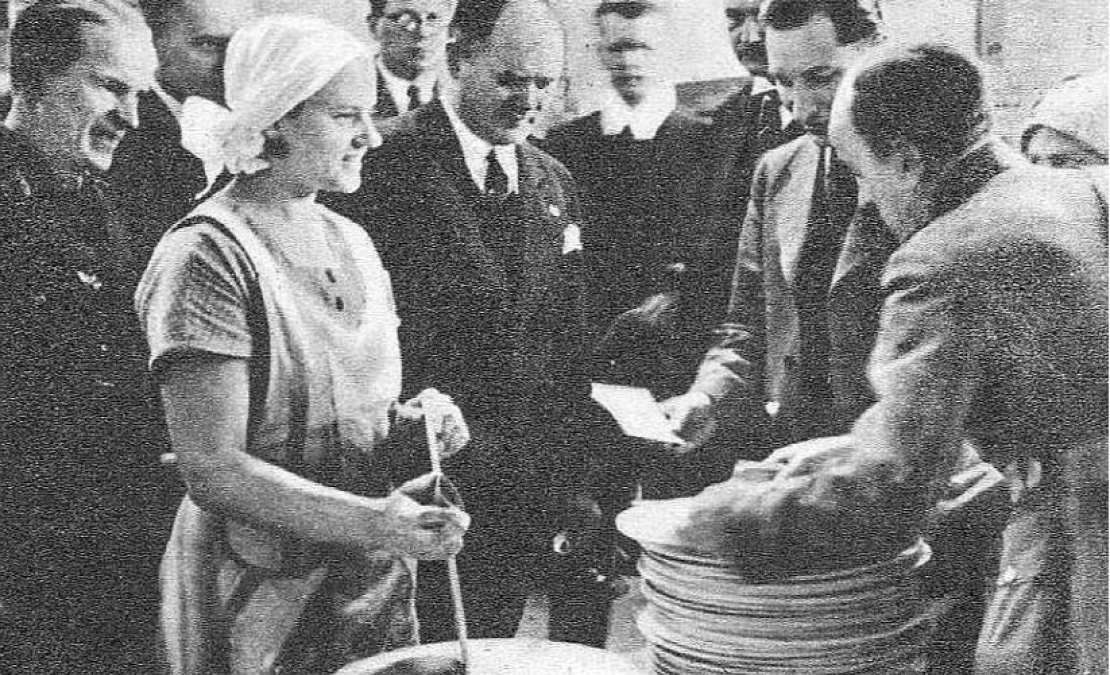 Finanšu ministrs L. Ēķis (vidū) "Lignuma" finiera fabrikā 1936. gadā. Finanšu ministrs L. Ēķis (vidū) "Lignuma" finiera fabrikā 1936. gadā.