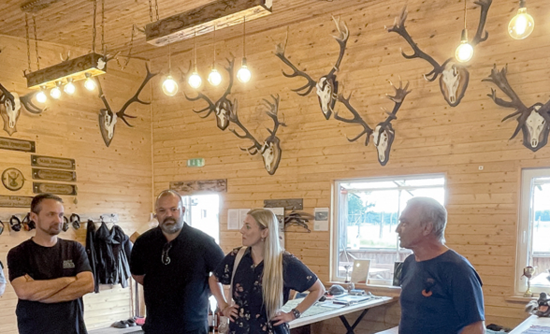 Starptautiskā pieredzes apmaiņas komanda ieradusies "Jasmīnu" šautuves ēkā, un stāstījums par saimniecību var sākties. No kreisās: austrietis Ralfs Tačls, grieķis Stamatis Triantafilojs, organizatore un BLSDAA pārstāve Māra Paeglīte un saimnieks Edmunds Juškevičs. Starptautiskā pieredzes apmaiņas komanda ieradusies "Jasmīnu" šautuves ēkā, un stāstījums par saimniecību var sākties. No kreisās: austrietis Ralfs Tačls, grieķis Stamatis Triantafilojs, organizatore un BLSDAA pārstāve Māra Paeglīte un saimnieks Edmunds Juškevičs.