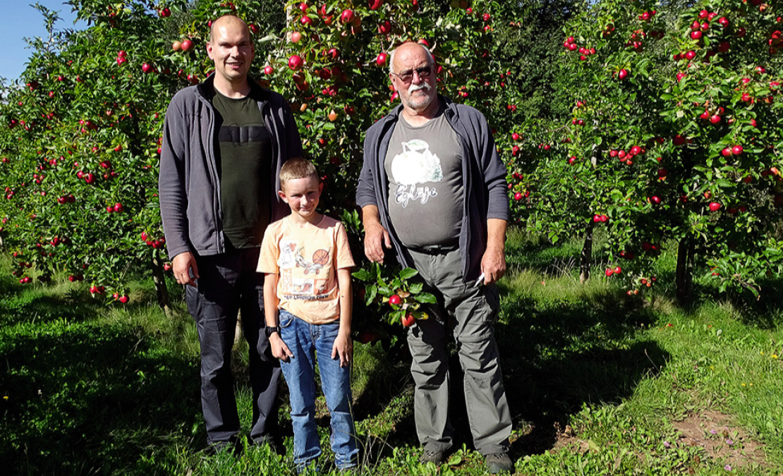 Kaspars Ofkants (no kreisās) ar dēliņu Albertu un Guntis Ofkants. Kaspars Ofkants (no kreisās) ar dēliņu Albertu un Guntis Ofkants.
