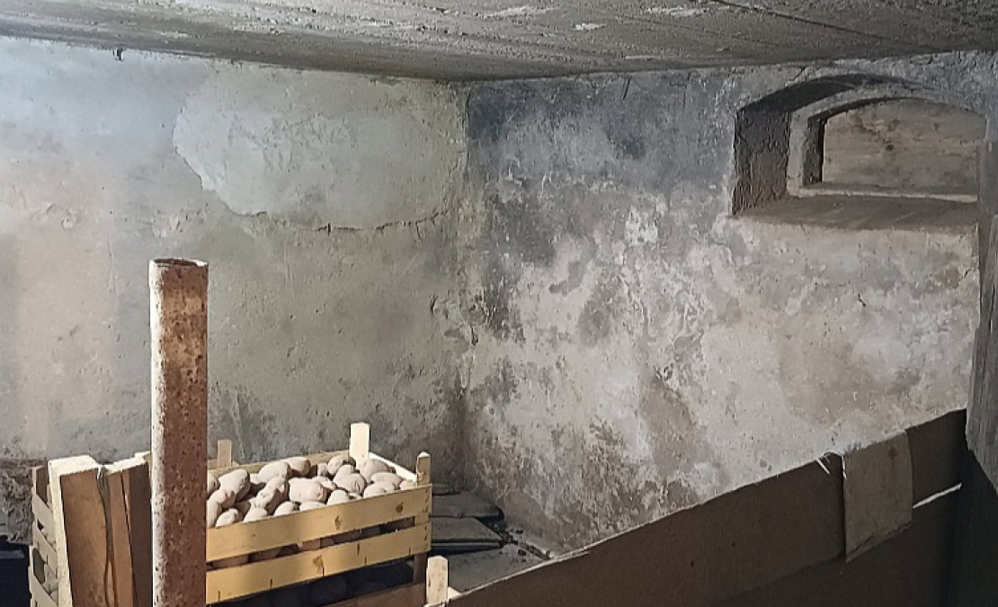 Bijušo slēpni tagadējie saimnieki pilnībā izmanto kā pagrabu. Sienā vēl izceļas vieta, kur atradusies slepenā ieeja. Bijušo slēpni tagadējie saimnieki pilnībā izmanto kā pagrabu. Sienā vēl izceļas vieta, kur atradusies slepenā ieeja.