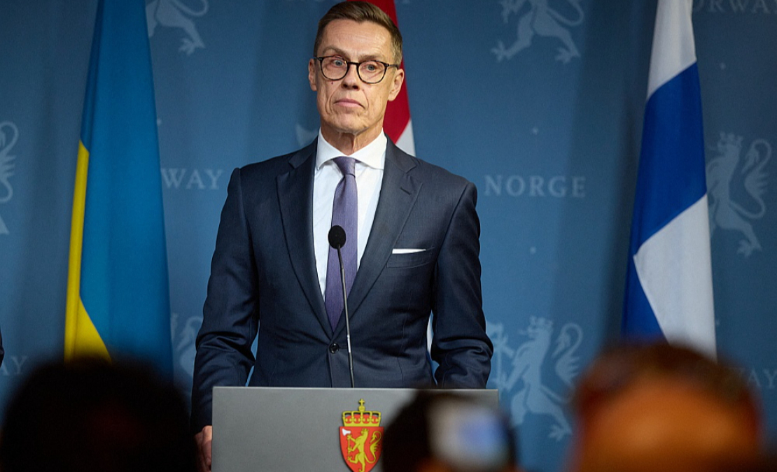 Somijas prezidents Aleksandrs Stubs preses konferencē Oslo, kur viņš otrdien tikās ar Ukrainas prezidentu Volodimiru Zelenski un ASV prezidenta Donalda Trampa sūtni Stīvu Vitkofu. "Miers prasa pacietību, bet diemžēl karš negaida. Cilvēki mirst katru dienu. Es domāju, ka šodien tika sperts solis pareizā virzienā," preses konferencē paziņoja Somijas prezidents.