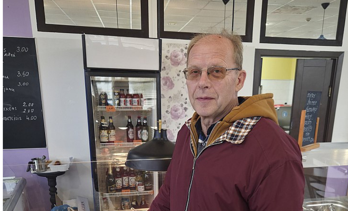 "Mūsu uzņēmuma devīze ir "Mēs strādājam jūsu svētkos!", kas parasti ir brīvdienās. Aizkraukles novadā banketu rīkošana joprojām ir populāra. Lai arī lielas kāzas vairs reti kurš organizē, joprojām tiek rīkotas ģimenes svinības, apaļās dzīves jubilejas – īpaši gados vecākiem cilvēkiem, kuriem tās sarūpē bērni un mazbērni," stāsta viens no uzņēmuma "Vējkalni Miki" saimniekiem Ilmārs Klaužs. "Mūsu uzņēmuma devīze ir "Mēs strādājam jūsu svētkos!", kas parasti ir brīvdienās. Aizkraukles novadā banketu rīkošana joprojām ir populāra. Lai arī lielas kāzas vairs reti kurš organizē, joprojām tiek rīkotas ģimenes svinības, apaļās dzīves jubilejas – īpaši gados vecākiem cilvēkiem, kuriem tās sarūpē bērni un mazbērni," stāsta viens no uzņēmuma "Vējkalni Miki" saimniekiem Ilmārs Klaužs.
