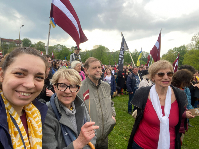 Pērn mītiņā par Uzvaras parka pieminekļa nojaukšanu. Attēlā: Lelde Stumbre (otrā no kreisās) kopā ar māsasmeitu Elīnu, māsīcu Lauru un viņas vīru Daini