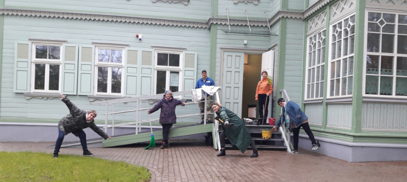 Izlika uz ielas. L. Stumbre (vidū ar slotu rokā) ar Vides aizsardzības kluba biedriem pie Zaļās atmodas muzeja nama Jūrmalā, Dubultos, no kura 2021. gadā viņus izlika Jūrmalas dome