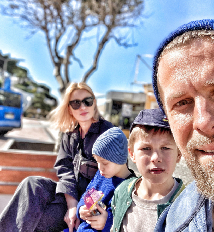 Ar sievu un dēliem. (No kreisās) Ieva Ozola Dīce, Fricis Dīcis, Kārlis Dīcis un ģimenes galva Artūrs Dīcis.