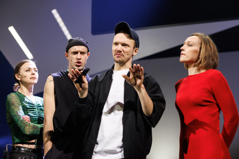 Skats no izrādes"Ričards. Nekā personīga". Centrā (trešais no kreisās) galvenā varoņa Ričarda lomā Artūrs Krūzkops.