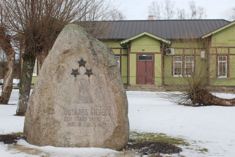 Blakus stacijai 1989. gadā novietots piemiņas akmens 1941. un 1949. gadā deportēto pagasta iedzīvotāju piemiņai.