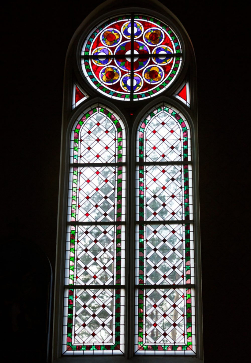 Viļakas Vissvētās Jēzus Sirds Romas katoļu baznīcas atjaunotā vitrāža.