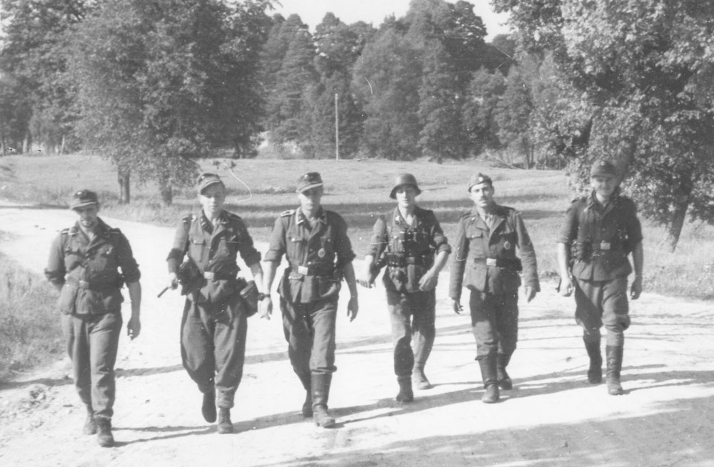 19. latviešu divīzijas karavīri pārgājienā. Vidzeme, 1944. gada augusts. 