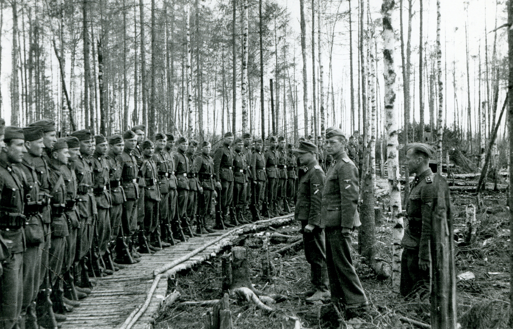 2. latviešu brigādes karavīri ierindā. Trešais no labās pulkvedis leitnants V. Veiss. Volhova, 1943. gada rudens.