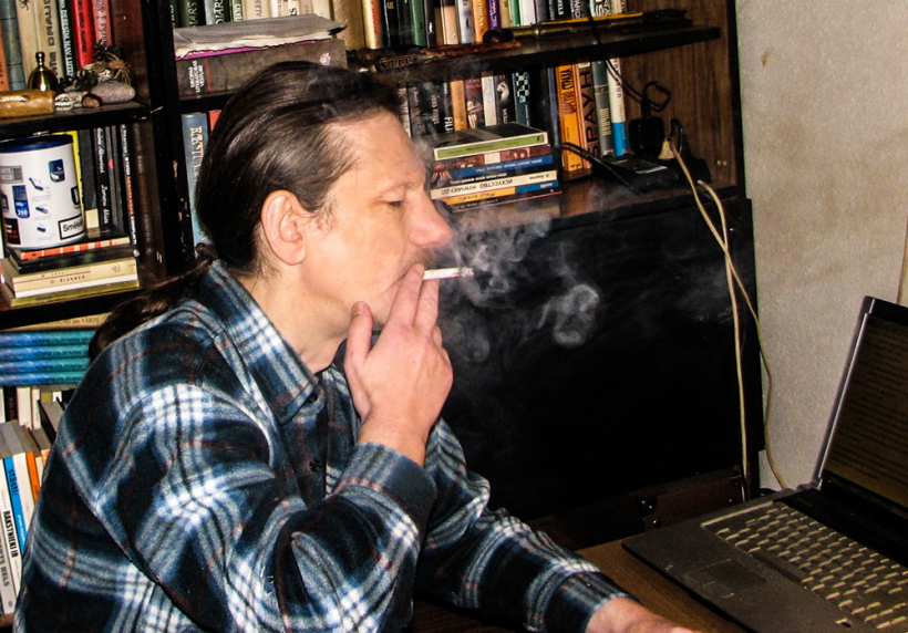 Iemūžināts nozīmīgs brīdis, kad 2014. gada 6. janvārī rakstnieks pabeidz melnrakstu romānam "Vārdiem nebija vietas".