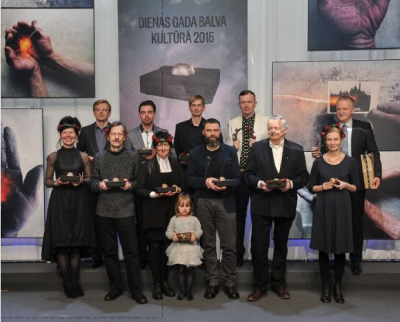 Par romānu "Vārdiem nebija vietas" Guntis Berelis (1. rindā otrais no kreisās)2015. gadā saņēma Dienas gada balvu kultūrā.