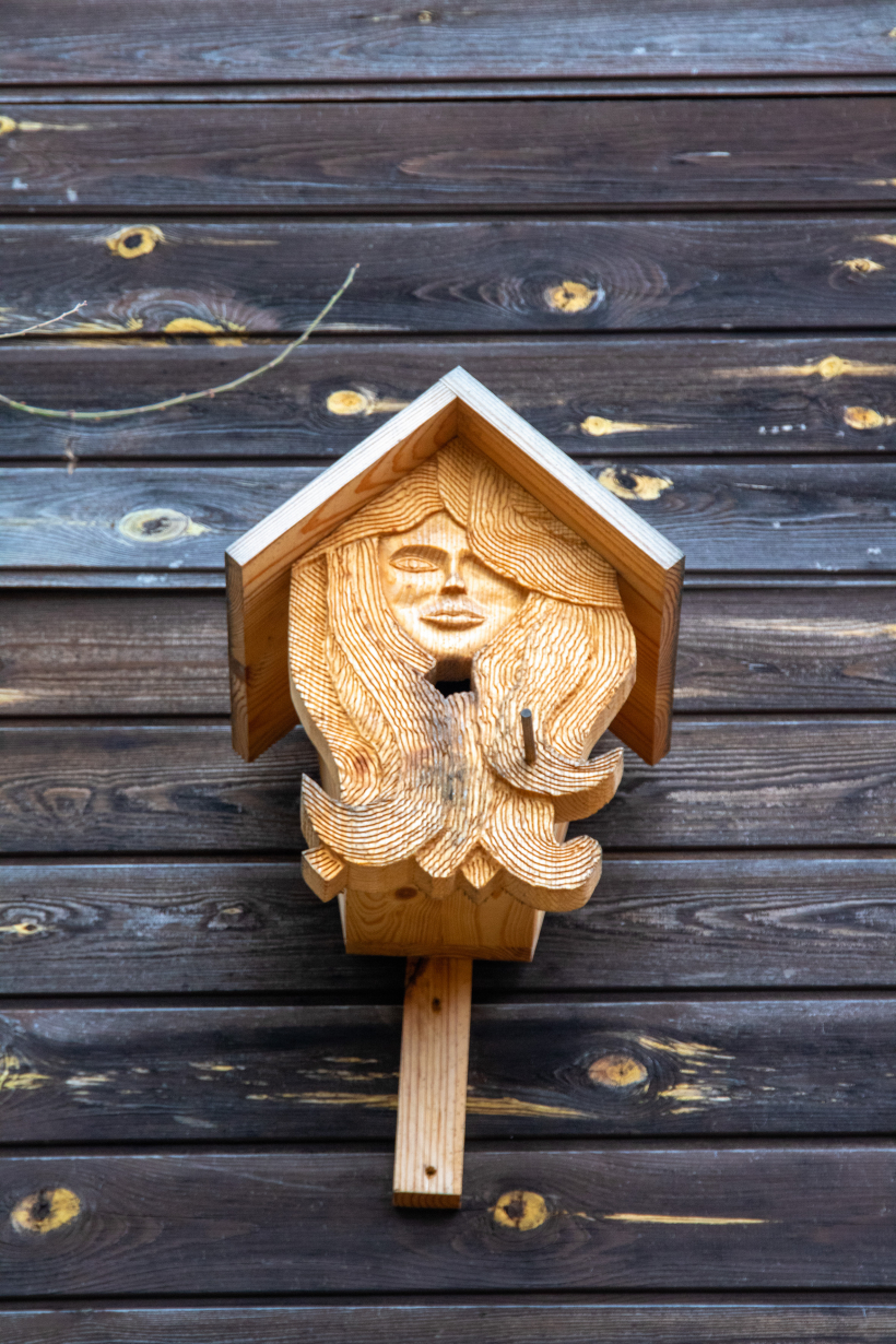 Būrīšu priekšējā siena izgatavota kokgriezuma tehnikā.