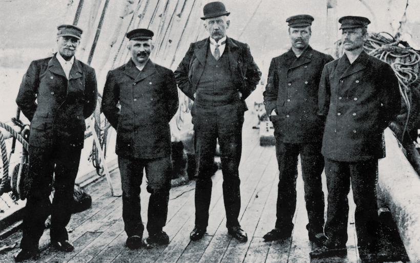 Amundsens un viņa komanda Hobartā (no kreisās): Helmers Hansens, Olavs Bjālands, Roalds Amundsens, Oskars Vistings, Sverre Hassels.
