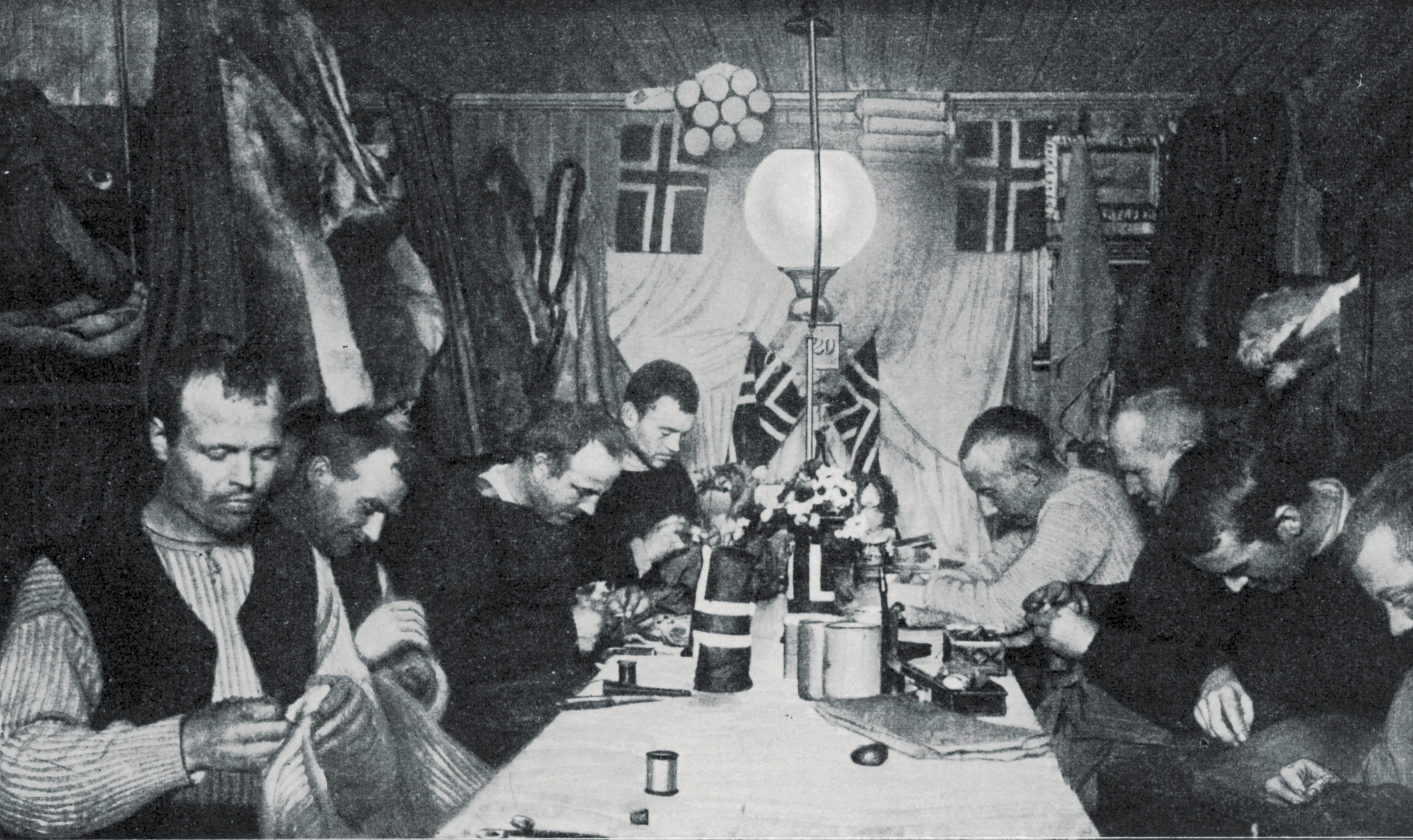 Amundsens ar komandas biedriem savā ziemas mītnē pie Dienvidpola.