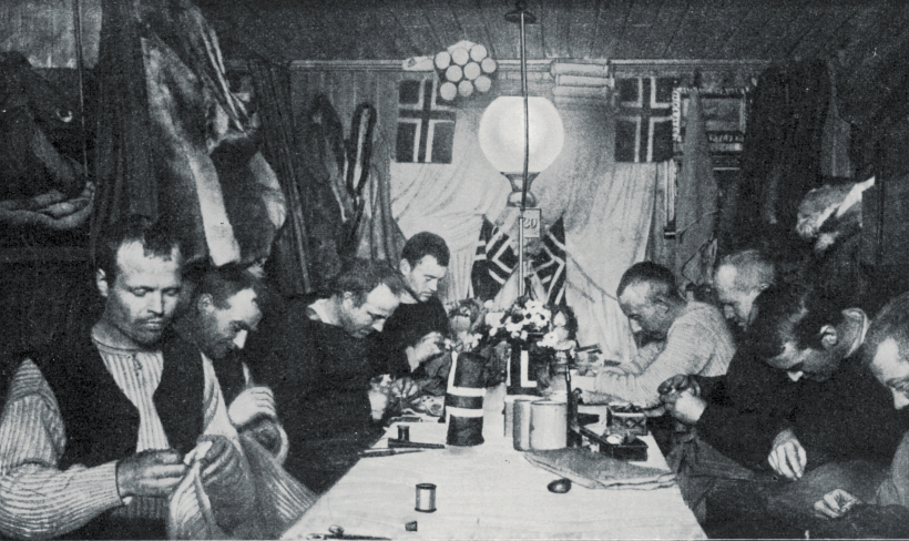 Amundsens ar komandas biedriem savā ziemas mītnē pie Dienvidpola.