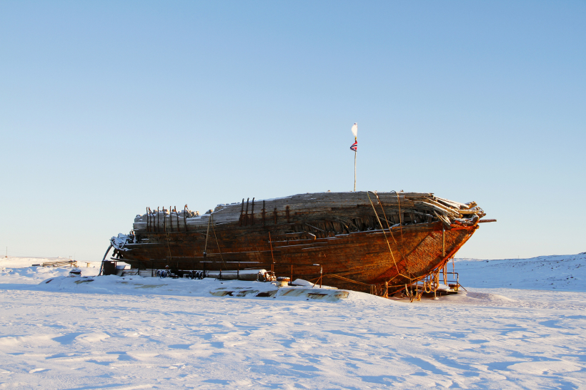 Otrajai Amundsena ekspedīcijai uz Arktiku tika uzbūvēts kuģis ‘’Maud’’. Attēlā: kuģa vraks netālu no Kembridžas līča.