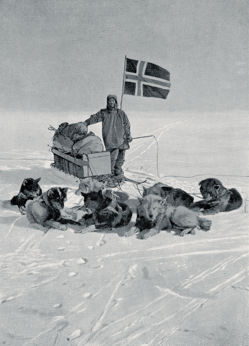 Roalds Amundsens ar Norvēģijas karogu Dienvidpolā.