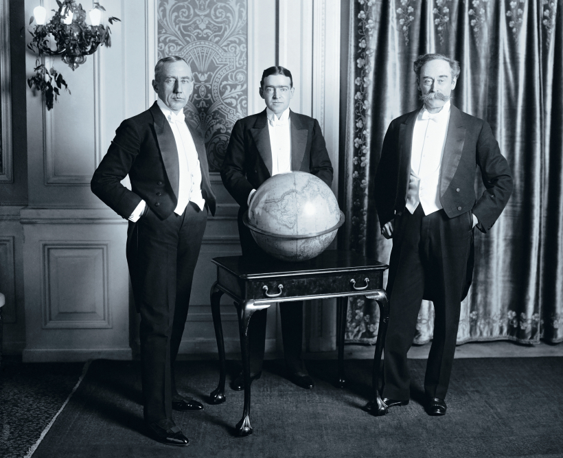 Izcilie 20. gadsimta sākuma polārpētnieki Roalds Amundsens, Ernests Henrijs Šekltons un Roberts Edvīns Pirī 1913. gada janvārī.