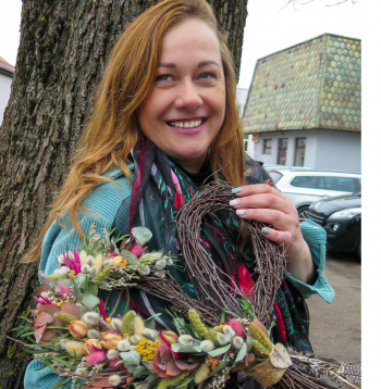 Floriste Dace Baumane visu gadu darina vainagus no kaltētiem Latvijas dabas augiem. Visčaklākie vainagu pircēji ir ārzemnieki