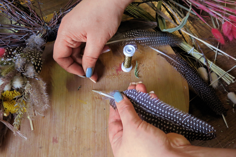 Rūpīgi piestiprinām spalviņas.