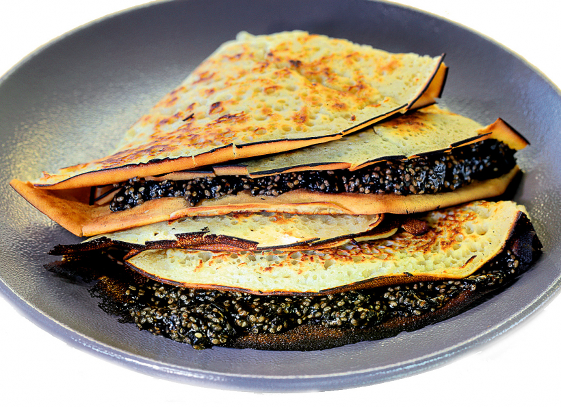 Pankūkas ar čia kaviāru.