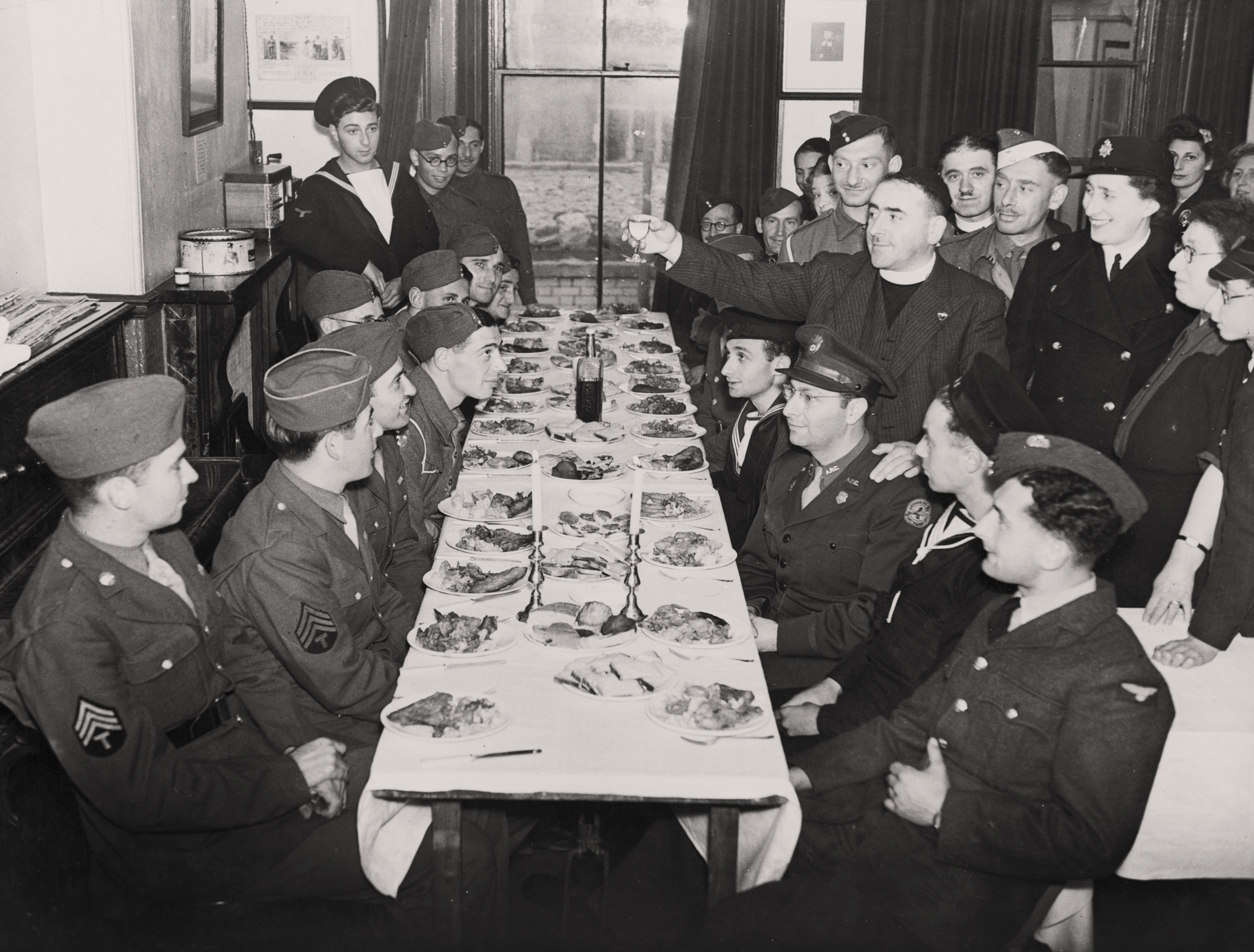 Ebreju kareivji košera maltītes laikā.