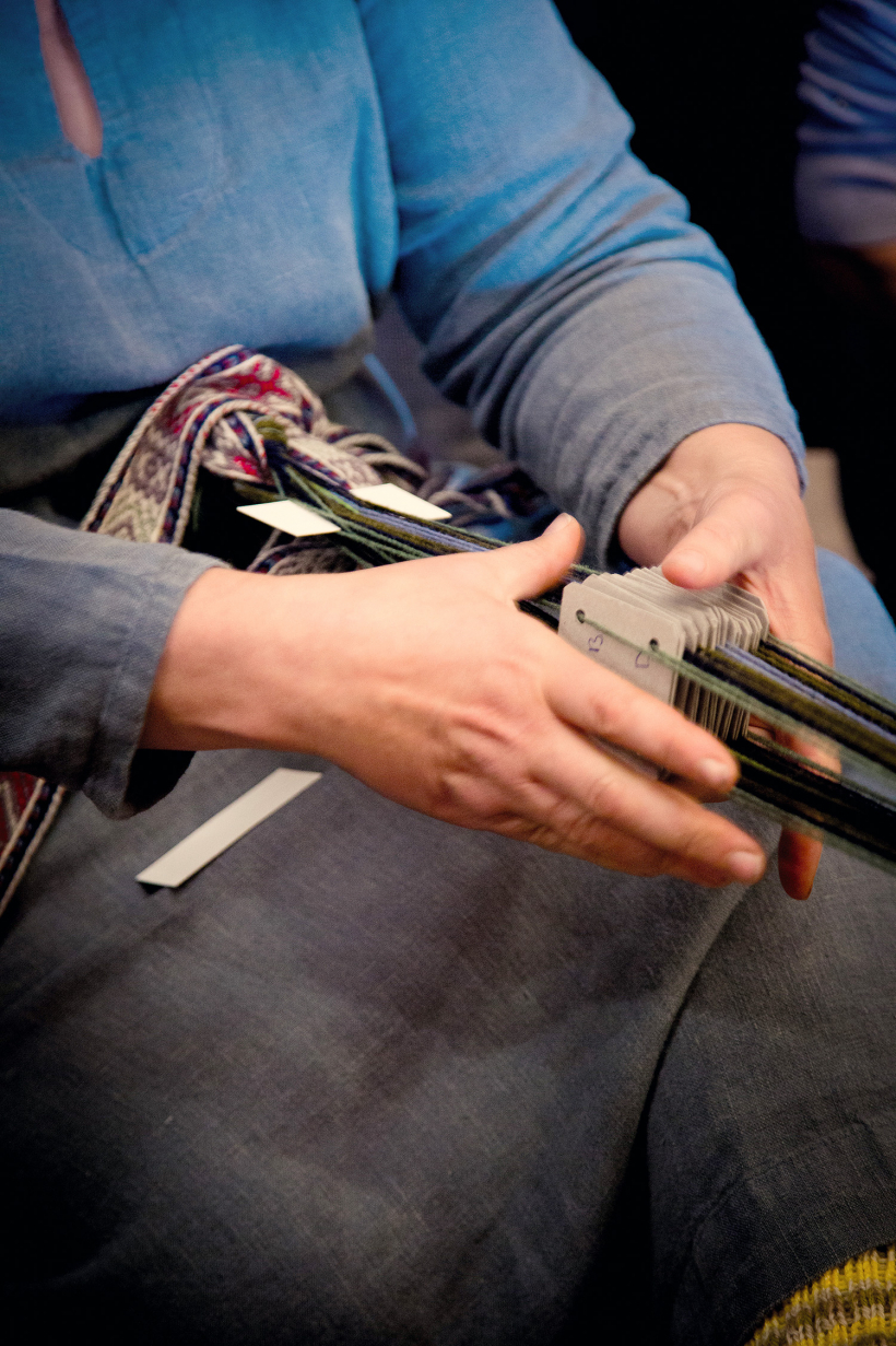 Aužot celaines vienu galu piesien pie vidukļa, bet otru – pie kāda stabila, nekustīga priekšmeta. Tāpēc nepieciešama josta vai saites.