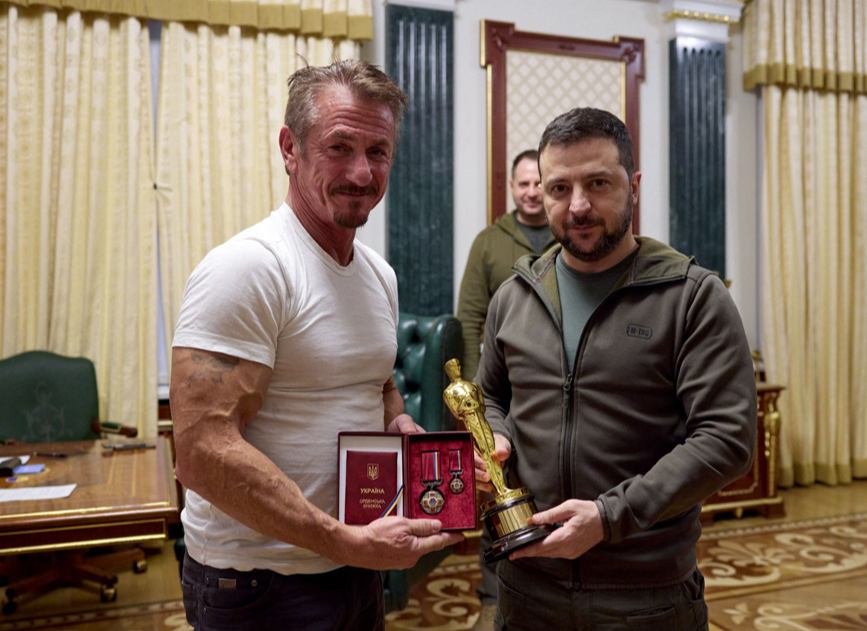 Holivudas zvaigzne Šons Penns vairākkārt ir apmeklējis Ukrainu un ticies ar prezidentu Zelenski. 