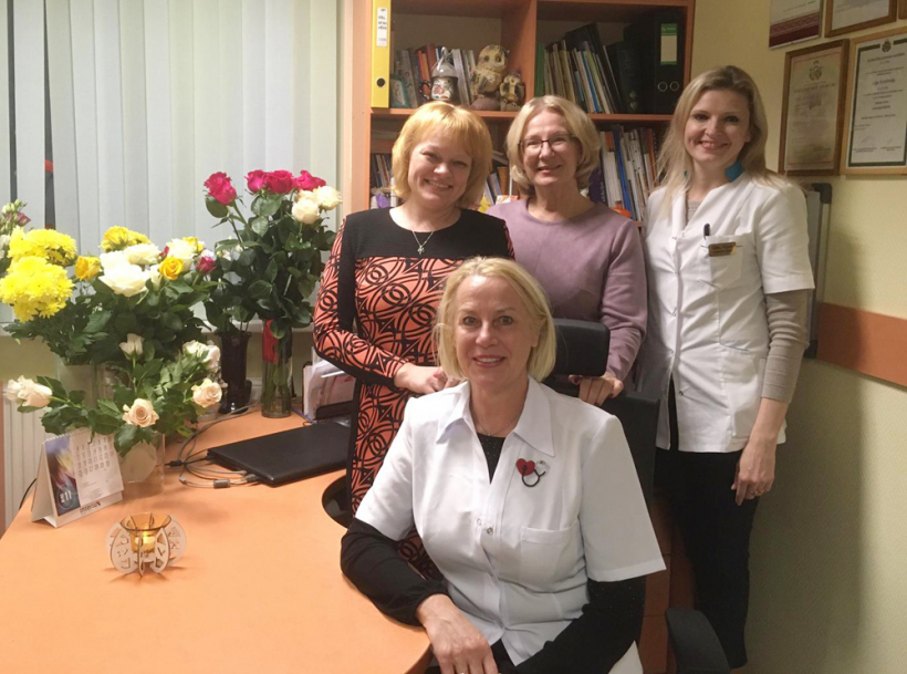 Savas ģimenes ārsta prakses darbinieces L. Kozlovska sauc par zelta komandu. Attēlā: kopā ar kolēģēm dzimšanas dienā. 