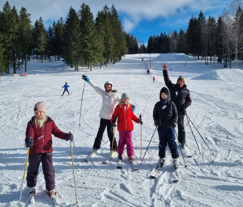 Ja darba dēļ nesanāk aizbraukt uz Alpiem, jādodas uz Gaiziņu. Attēlā: kopā ar vīru un mazbērniem, šoziem slēpojot Gaiziņkalnā.