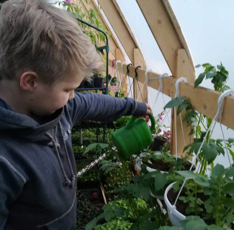 Lieli palīgi gan dārza, gan putnu kopšanā Līgai ir bērni.