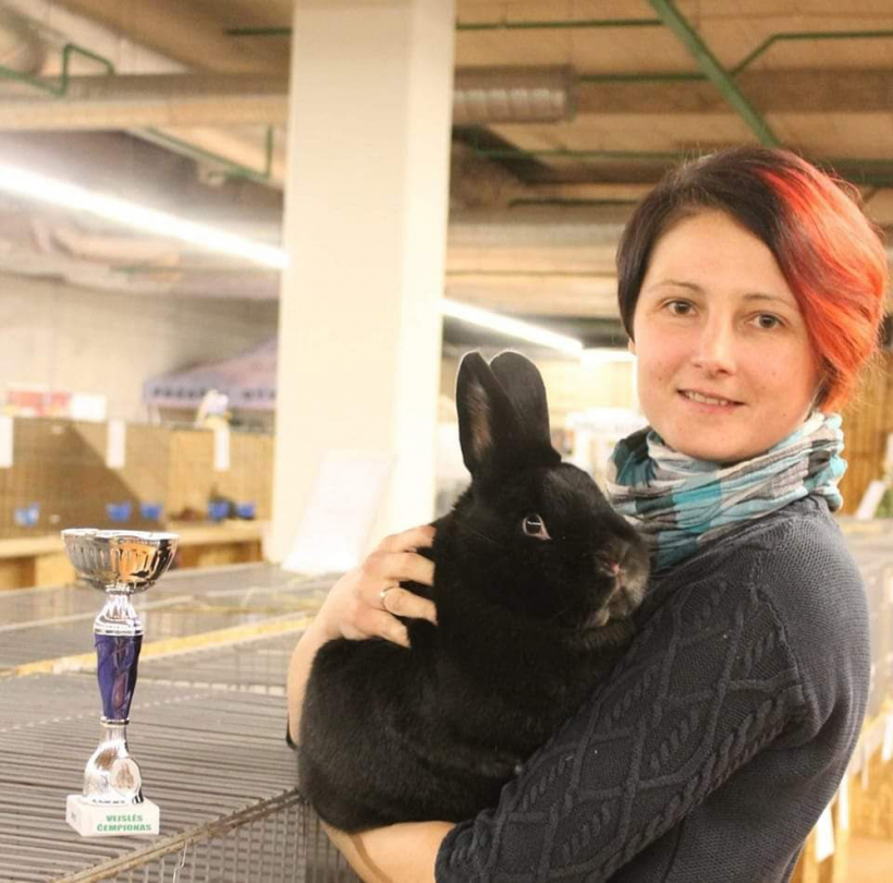 Arita Ratniece ar vienu no saviem mīluļiem.