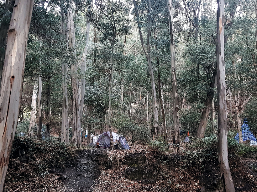 Benificio vairāku hektāru platībā gan uz klints terasēm, gan tā pakājē starp kokiem un dārziņos vīd teltis, jurtas, mazas koka, mūra un ar mālu apmestas mājiņas.