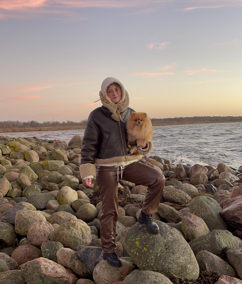 Brīvajos brīžos meitene labprāt izmēģina ko jaunu, kā arī velta laiku pastaigām gar jūru.