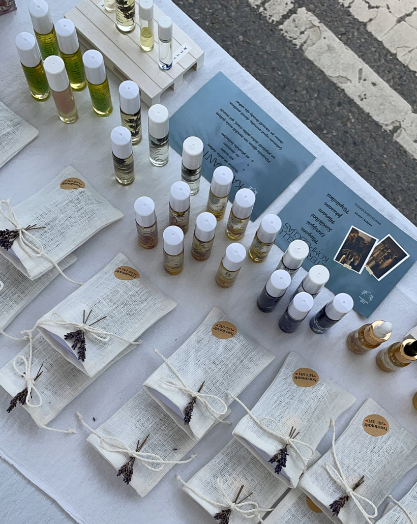 Katra ēteriskās eļļas pudelīte tiek glīti un rūpīgi sasaiņota.