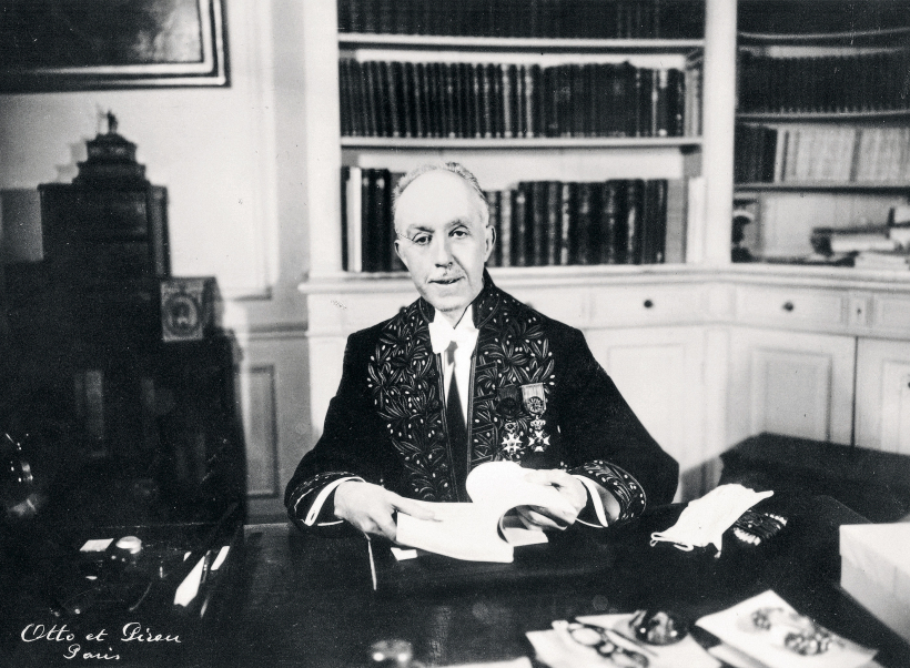 1923. gadā franču fiziķis Luijs de Brojī pirmais pasaulē atklāja, ka matērijas daļiņām piemīt viļņu īpašības. Par to viņš 1929. gadā saņēma Nobela prēmiju fizikā.