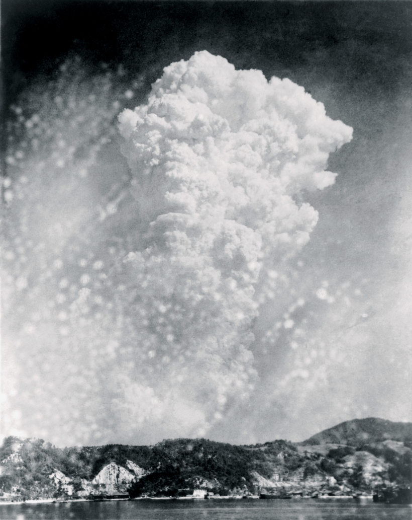 Atombumbas eksplozija virs Hirosimas 1945. gada 6. augustā. Attēls uzņemts no Kures pilsētas Japānā.